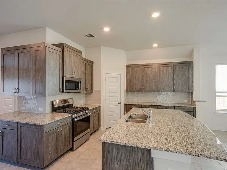608 Saturnia Dr — Photo 14