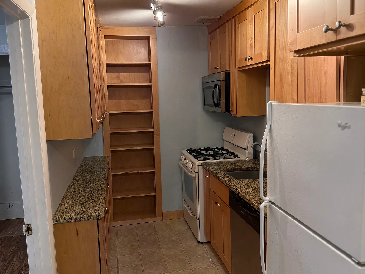 3 bed, 1000 sqft, $2,100 — Photo 2