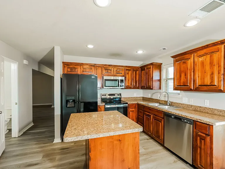 1204 Boxwood Dr — Photo 8