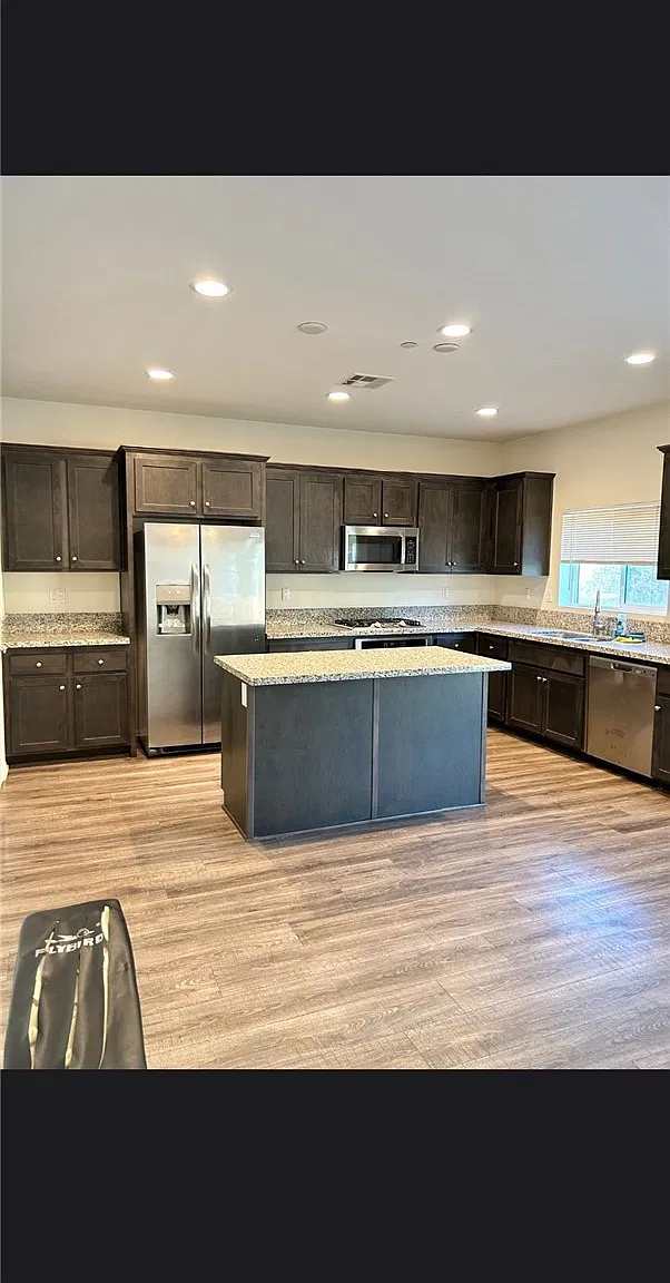 7 bed, 3.5 bath, 2833 sqft, $3,950 — Photo 2