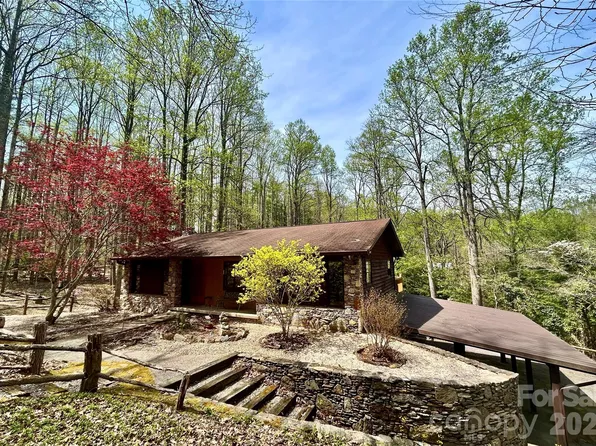 45 Crescent Point Dr, Hendersonville, NC 28739