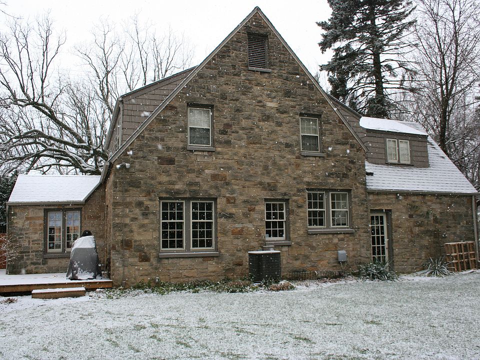 2nd image of 1422 Breton Rd SE