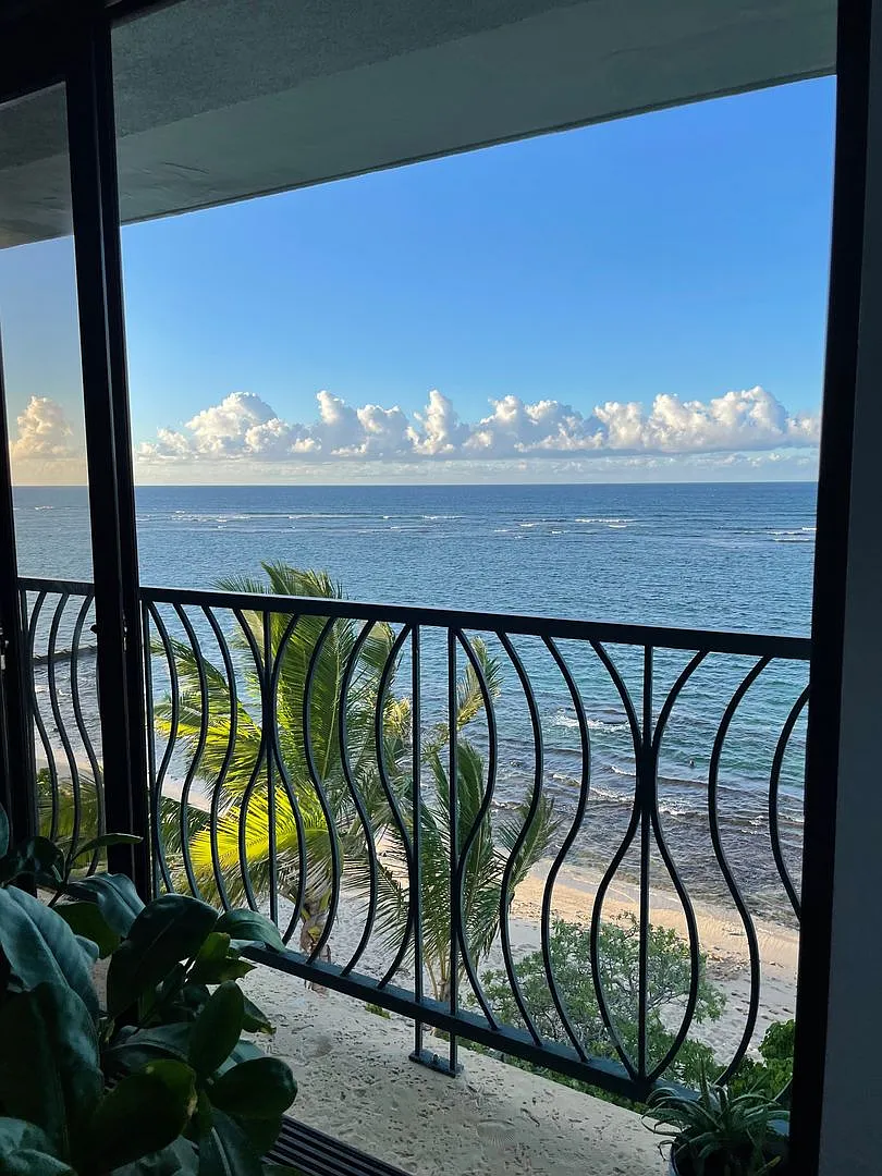 Beachfront - Furnished — Photo 2