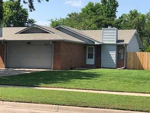 Welcome to 8432 W Thurman - Over 1725 square feet! Newly painted and updated duplex with two car garage.