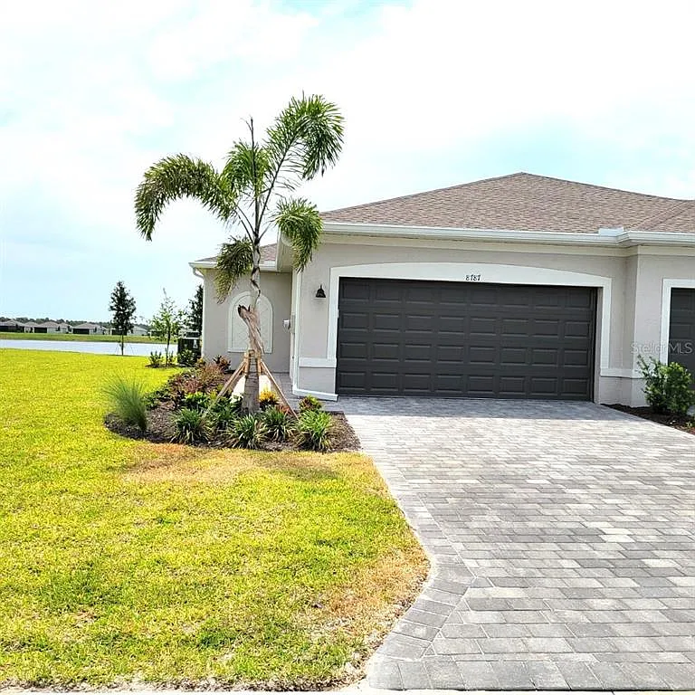 3 bed, 2.0 bath, 1422 sqft, $2,300 — Photo 2
