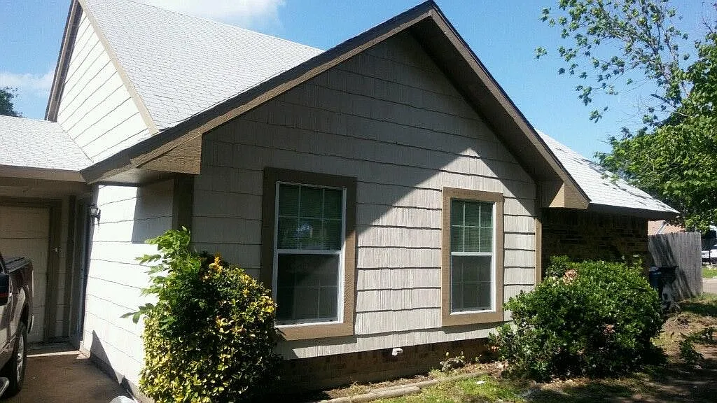 3 bed, 815 sqft, $1,420 — Photo 1