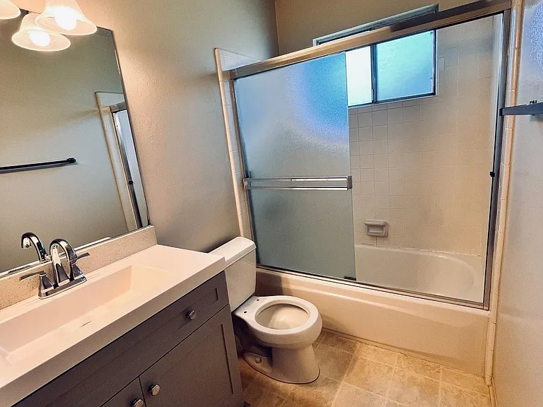 557 Spencer St #D — Photo 9