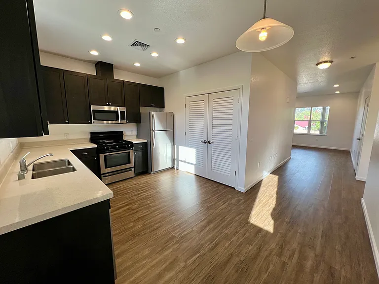 Esposti Park Apartments — Photo 12