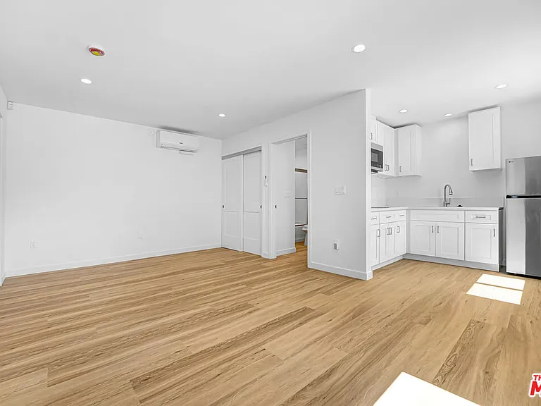 2615 Carmona Ave — Photo 2