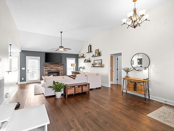 3rd image of 712 Lillian Grace Dr