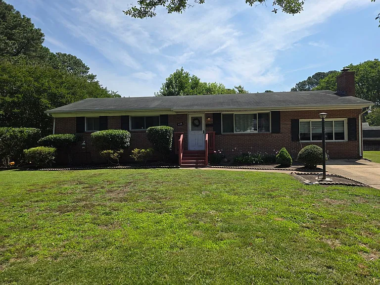 428 Lynn Shores Dr — Photo 1