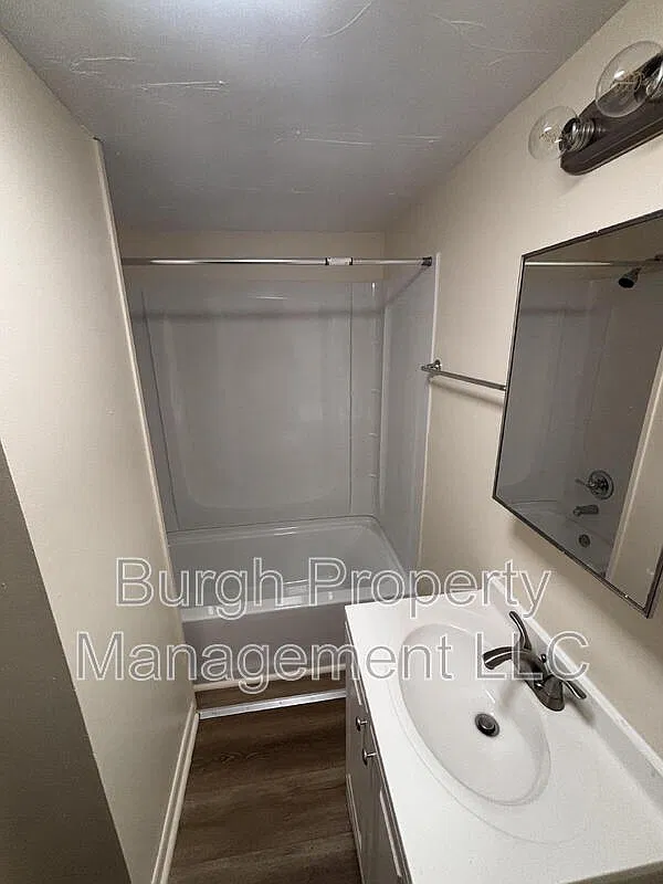 2 bed, 1.0 bath, $995 — Photo 4