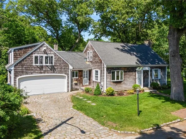 52 Wildwood Ave E, Rumford, RI 02916