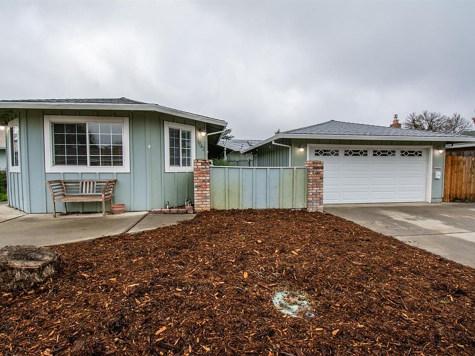 2nd image of 1742 Spruce Dr