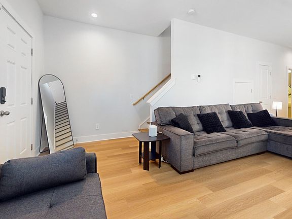 5th image of 2045 Arbutus Ave