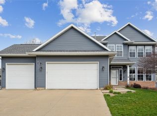 2560 Wolf Creek Trl, Hiawatha, IA 52233