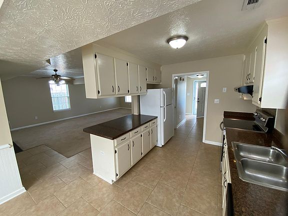 4th image of 604 Blanton Dr