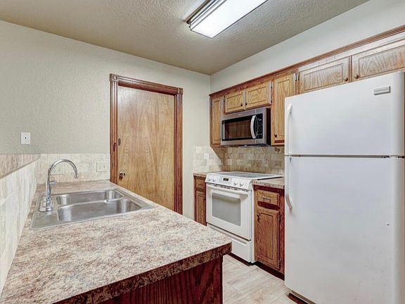5th image of 1621 Queens Towne