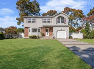 41 Loughlin Dr, Shirley, NY 11967