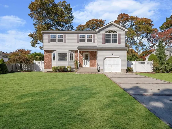 41 Loughlin Drive, Shirley, NY 11967