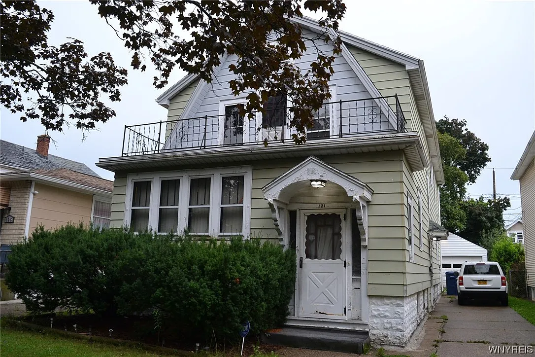 121 Wright Ave photo 1