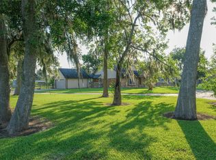 108 Otter Trl, Lake Jackson, TX 77566