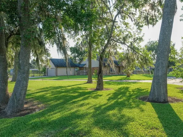 108 Otter Trl, Lake Jackson, TX 77566