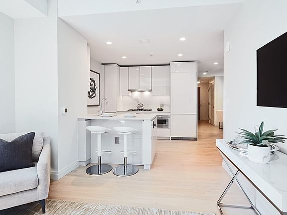 3rd image of 135 Seaport Blvd #808