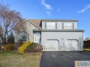 15 Spaniel Ct, Kendall Park, NJ