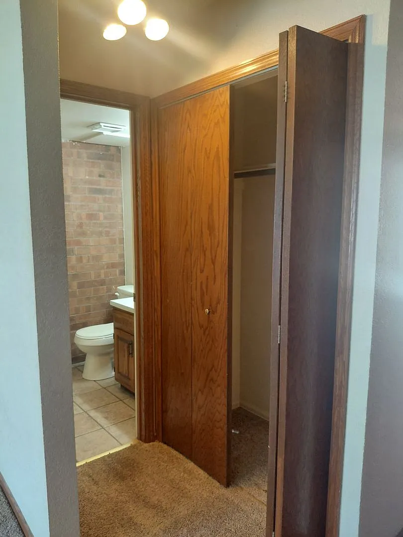 All Prospective Tenants Must Submit An Online Application And Be Pre-Qualified Prior To Any Showi... — Photo 3
