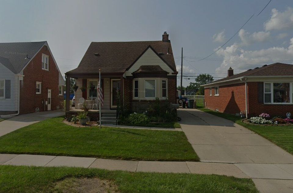 1st image of 629 Moran Ave