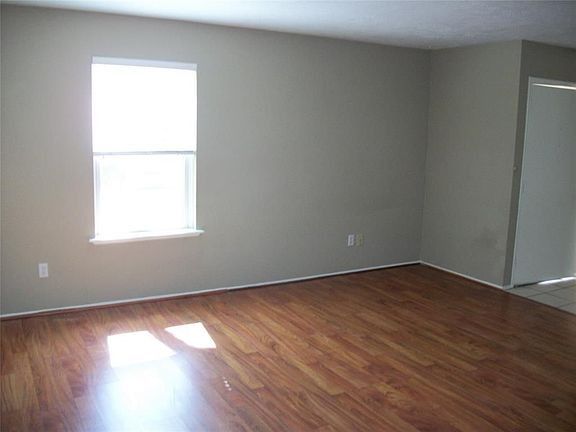 3rd image of 1011 Stoneleigh Ct