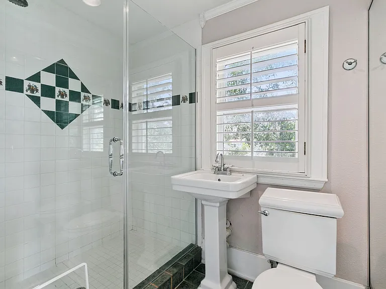 2400 S Park Ave — Photo 13