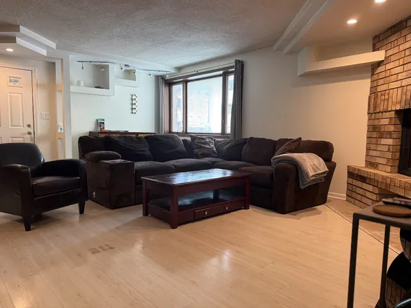 163 W Division St APT 208, Chicago, IL 60610