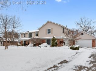 8842 Thorntree Dr, Grosse Ile, MI 48138