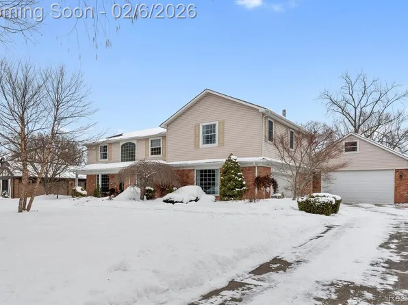 8842 Thorntree Dr, Grosse Ile, MI 48138