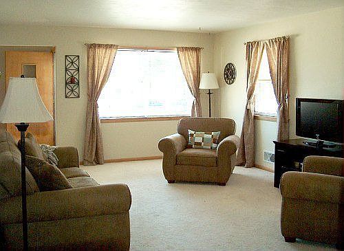 Ready to move in - Carpeted Living Room
