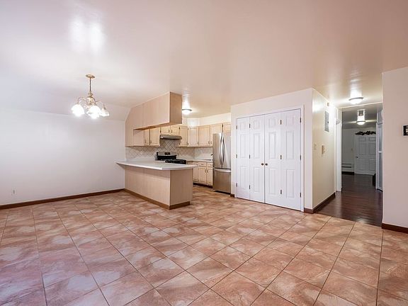 5th image of 379 Saratoga Ave