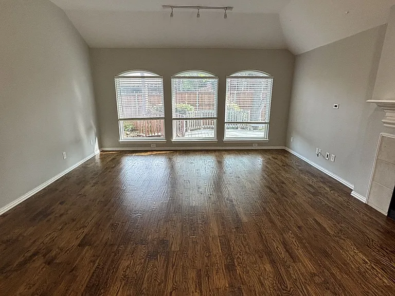 2921 Meadow Glen Dr — Photo 9