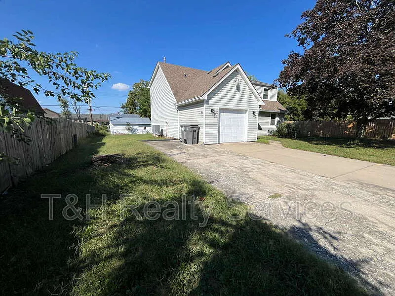 6 bed, 3.0 bath, 2048 sqft, $1,875 — Photo 4