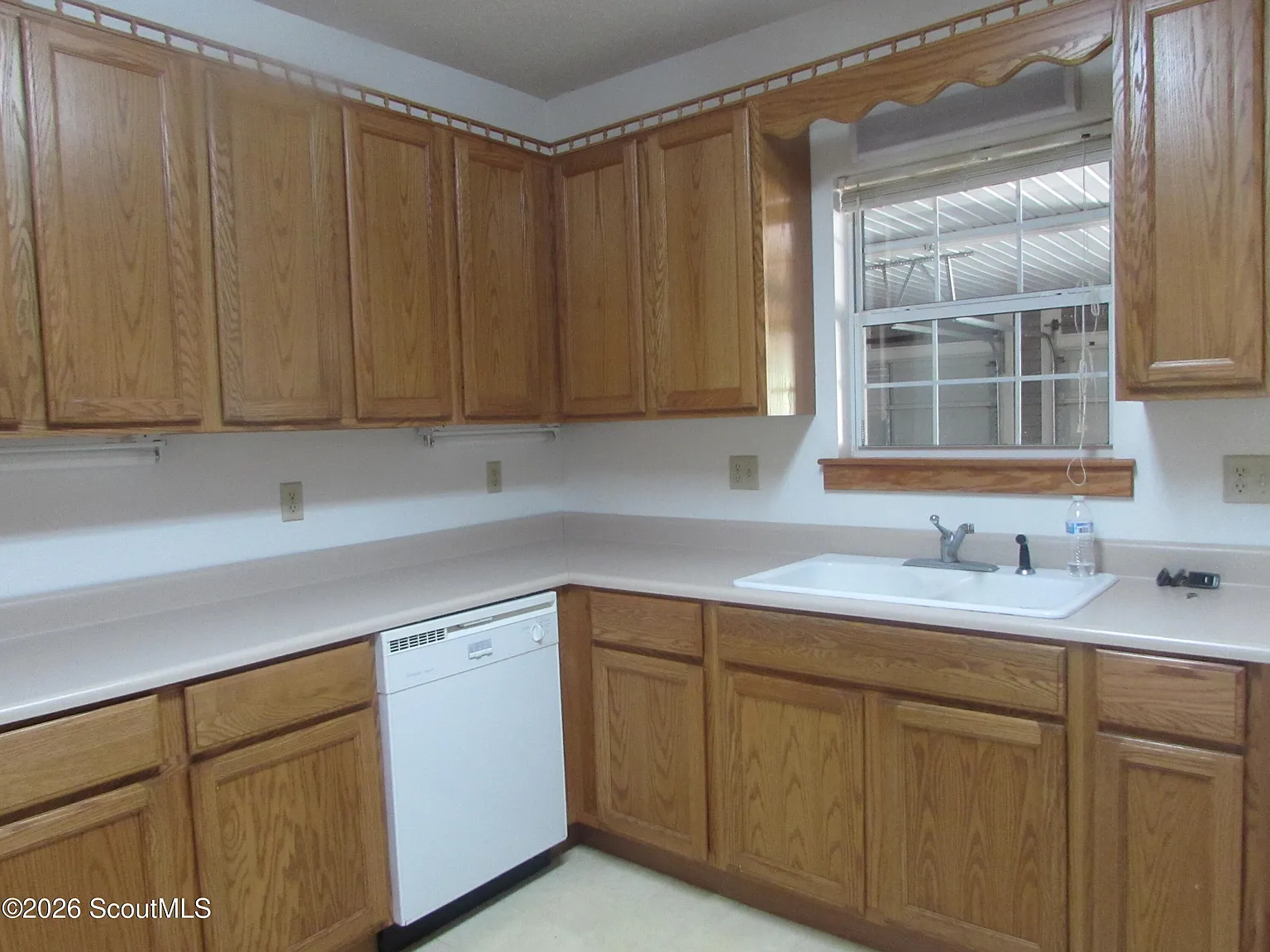 4 bed, 2.0 bath, 2016 sqft, $2,500 — Photo 4