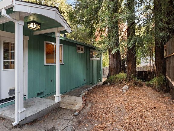3rd image of 110 Larkspur St