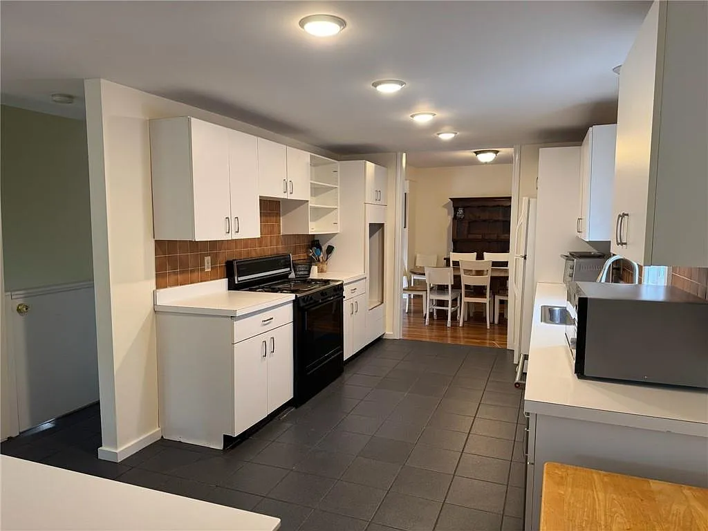 4 bed, 1.5 bath, 2000 sqft, $3,200 — Photo 2