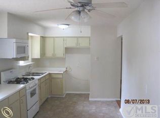 6737 Saline Dr, Waterford, MI
