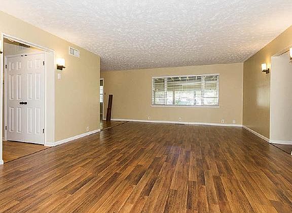 4th image of 402 E 13th St