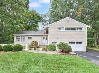 138 Mohegan Dr, West Hartford, CT 06117