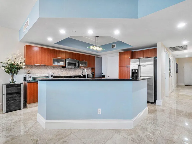 2650 Lake Shore Dr #206 — Photo 8