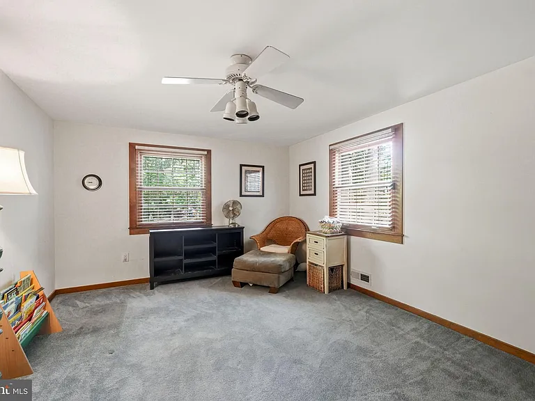12 Hessian Way — Photo 39