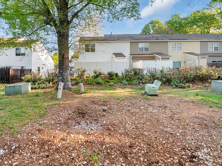 7819 Petrea Ln — Photo 32