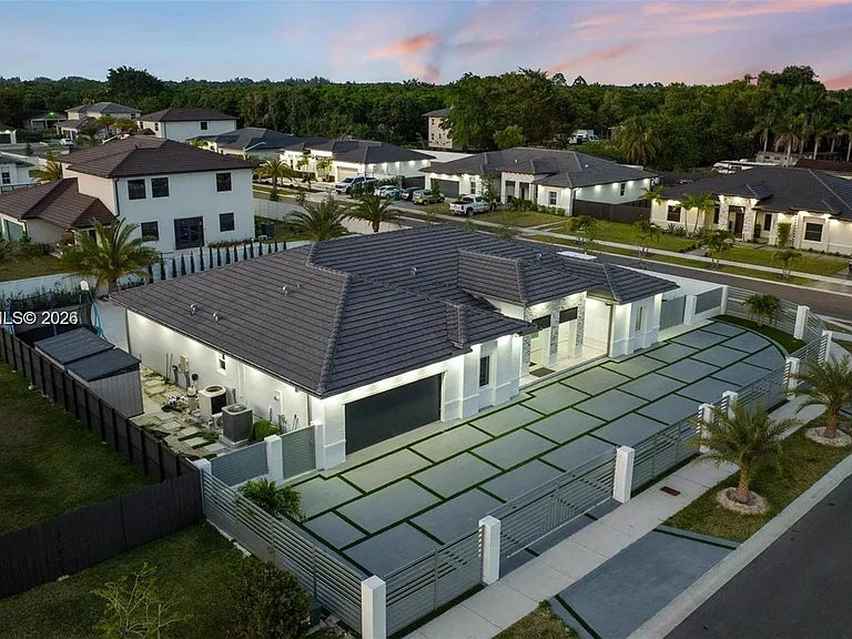 13305 SW 190th Ter — Photo 5